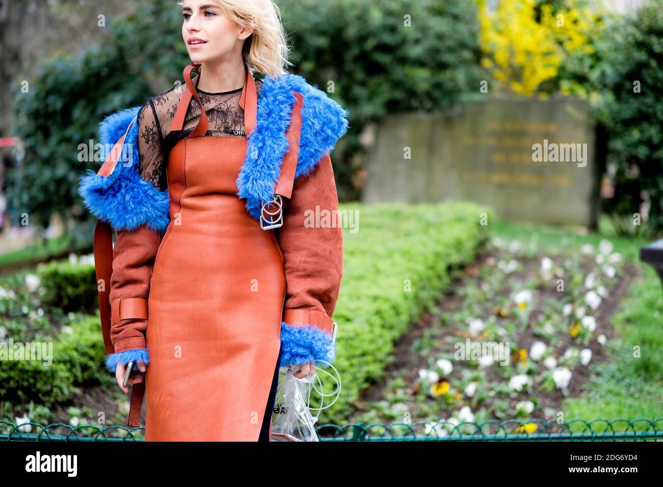 Street Style, Bloggerin Caroline Daur Ankunft in Moncler Herbst-Winter 2017-2018 Show im Grand Palais, in Paris, Frankreich, am 7. März 2017 statt. Foto von Marie-Paola Bertrand-Hillion/ABACAPRESS.COM Stockfoto