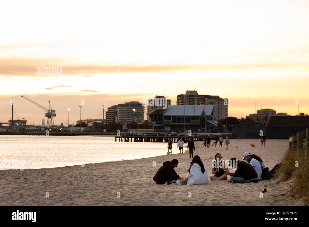 Melbourne, Australien, 7. September 2020. Ein Grund von jungen Menschen werden ohne Gesichtsmasken und ohne Beobachtung sozialer Distanzierung am Port Melbourne Beach während der COVID-19 in Melbourne, Australien gesehen. Melbournians genießen die Sonne während der Staat Victoria tiefer in die Rezession stürzt und eine Depression wahrscheinlicher aussieht, schwankt das Vertrauen in die Andrews-Regierung inmitten der Veröffentlichung ihrer Road Map aus den weltweit drakonischsten und langlebigsten Einschränkungen. Die medizinische Gemeinschaft hat gegen Premier Daniel Andrews geschlagen, der vorschlug, dass sein Tunnelblick mehr Schaden anrichten würde als Th Stockfoto