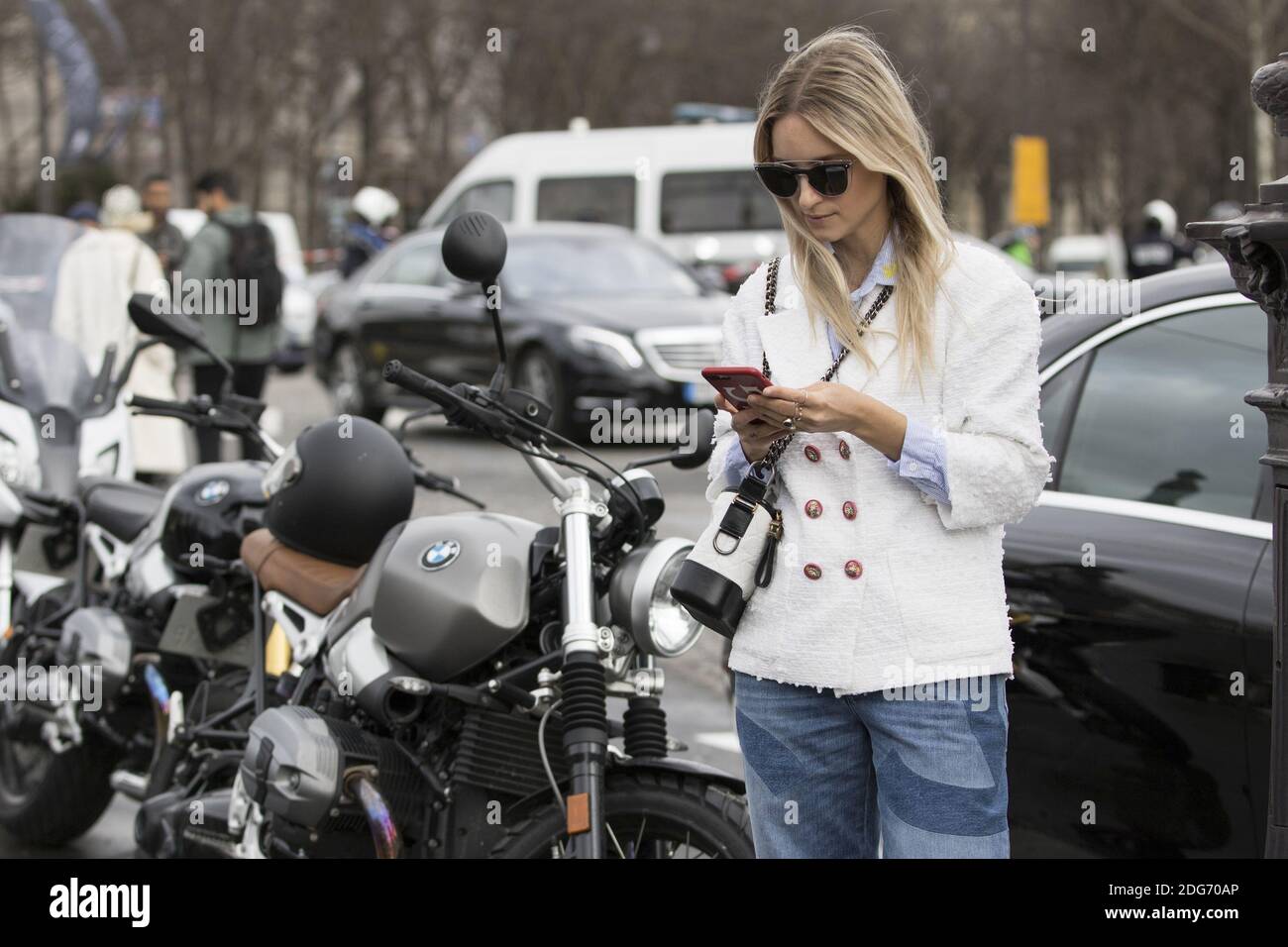 Street Style, Fashionista Ankunft auf der Chanel Herbst-Winter 2017-2018 Show im Grand Palais, in Paris, Frankreich, am 7. März 2017 statt. Foto von Silviu Doroftei/ABACAPRESS.COM Stockfoto