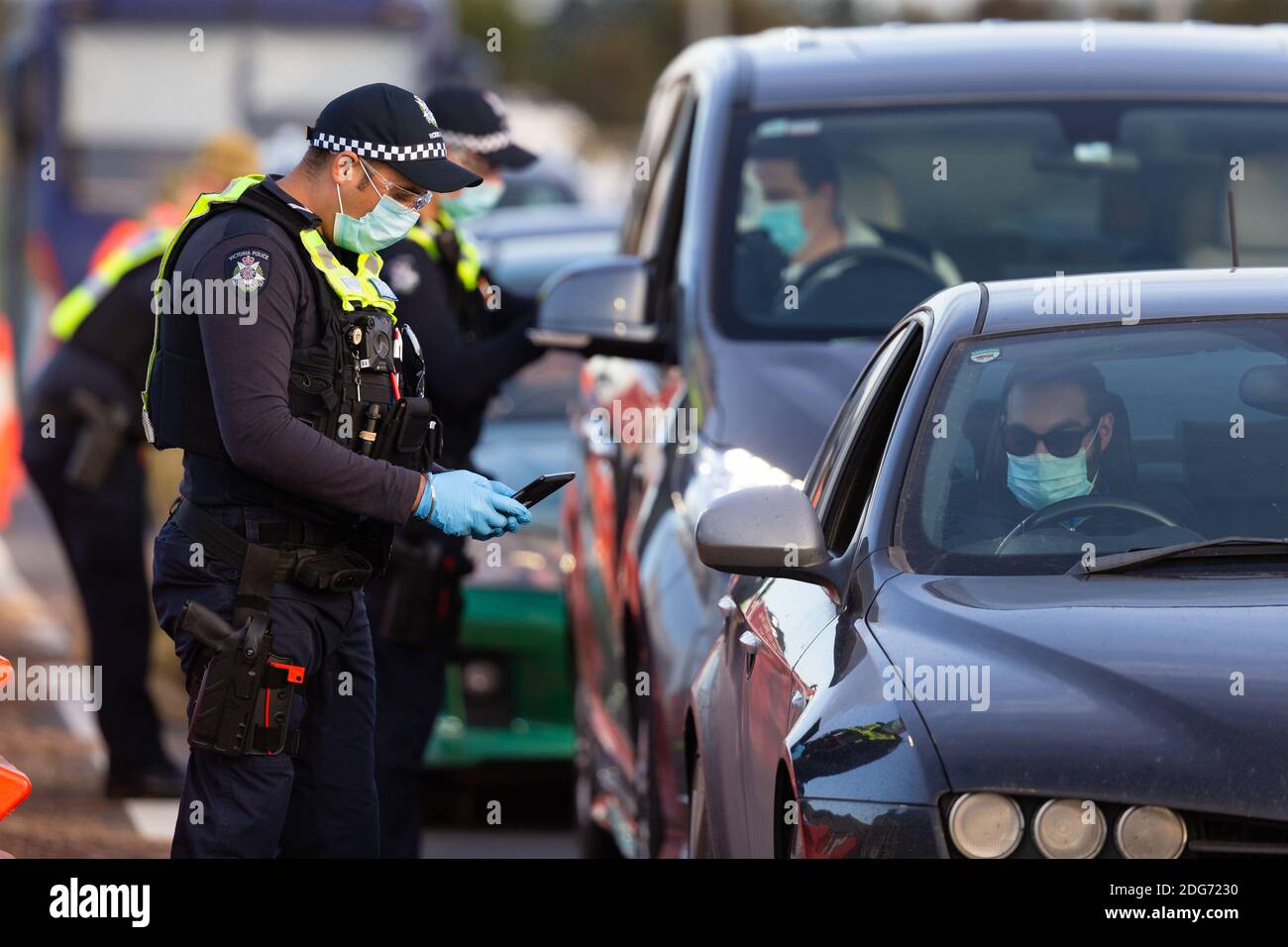 Melbourne, Australien, 16. September 2020. Während der COVID-19 in Melbourne, Australien. Da die Beschränkungen heute Abend um Mitternacht nachlassen werden, hat die Regierung des Bundesstaates ihre "Ring of Steel"-Grenzkontrollpunkte an der Stadtgrenze erheblich aufgestamppt und versprochen, dass jeder, der aus Melbourne in regionale Gebiete reist, kontrolliert und zurückgestellt wird, wenn er nicht aus rechtmäßigen Gründen reist. Die Strafen für Melbournians, die illegal nach Victoria reisen, sind auf fast 5,000 Dollar gestiegen.Quelle: Dave Hewison/Alamy Live News Stockfoto