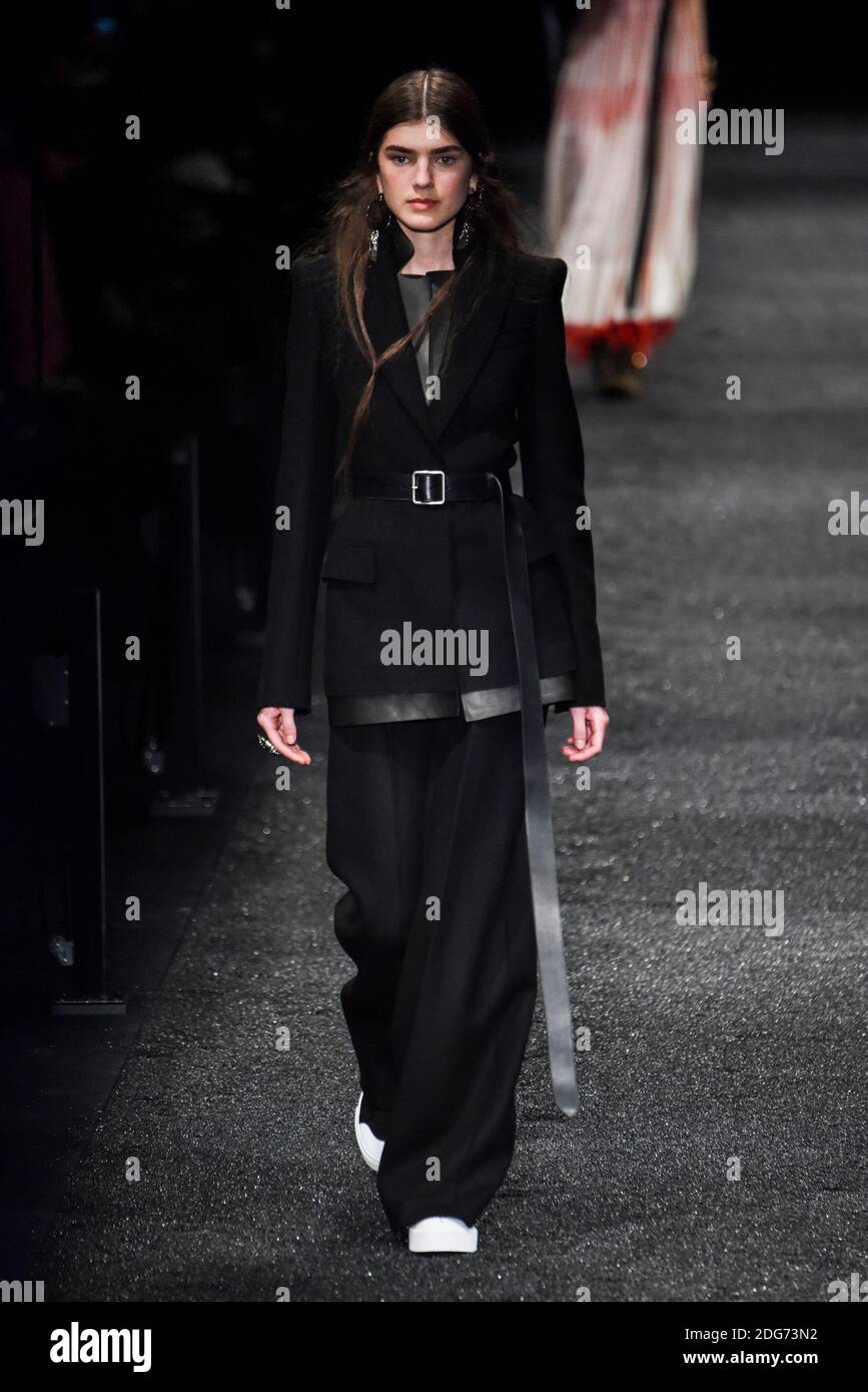 Ein Model läuft auf der Piste während der Alexander Mc Queen Fashion Show auf der FW17, die am 6. März 2017 in Paris, Frankreich, stattfand. Foto von Alain Gil Gonzalez /ABACAPRESS.COM Stockfoto