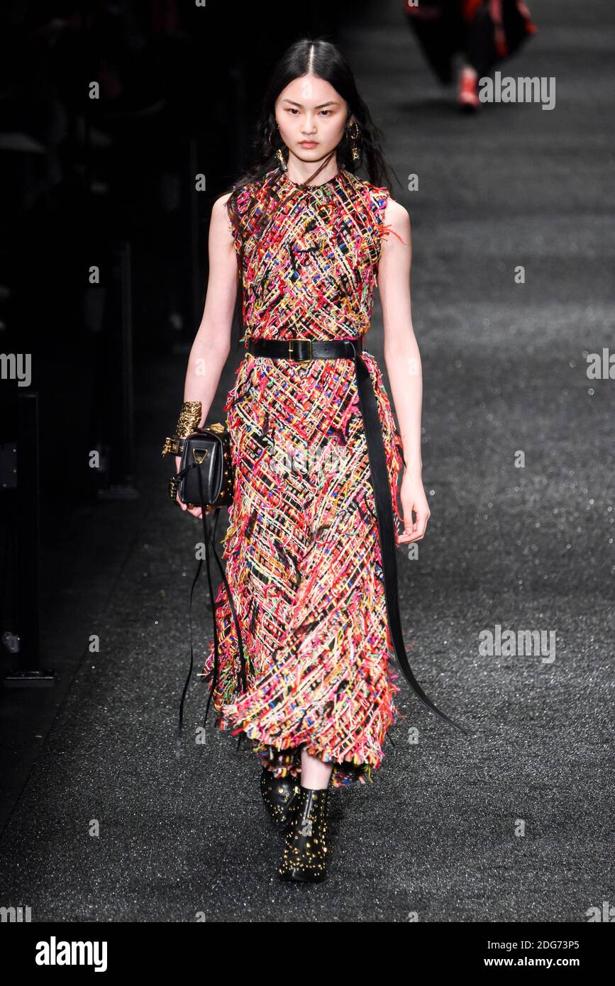 Ein Model läuft auf der Piste während der Alexander Mc Queen Fashion Show auf der FW17, die am 6. März 2017 in Paris, Frankreich, stattfand. Foto von Alain Gil Gonzalez /ABACAPRESS.COM Stockfoto