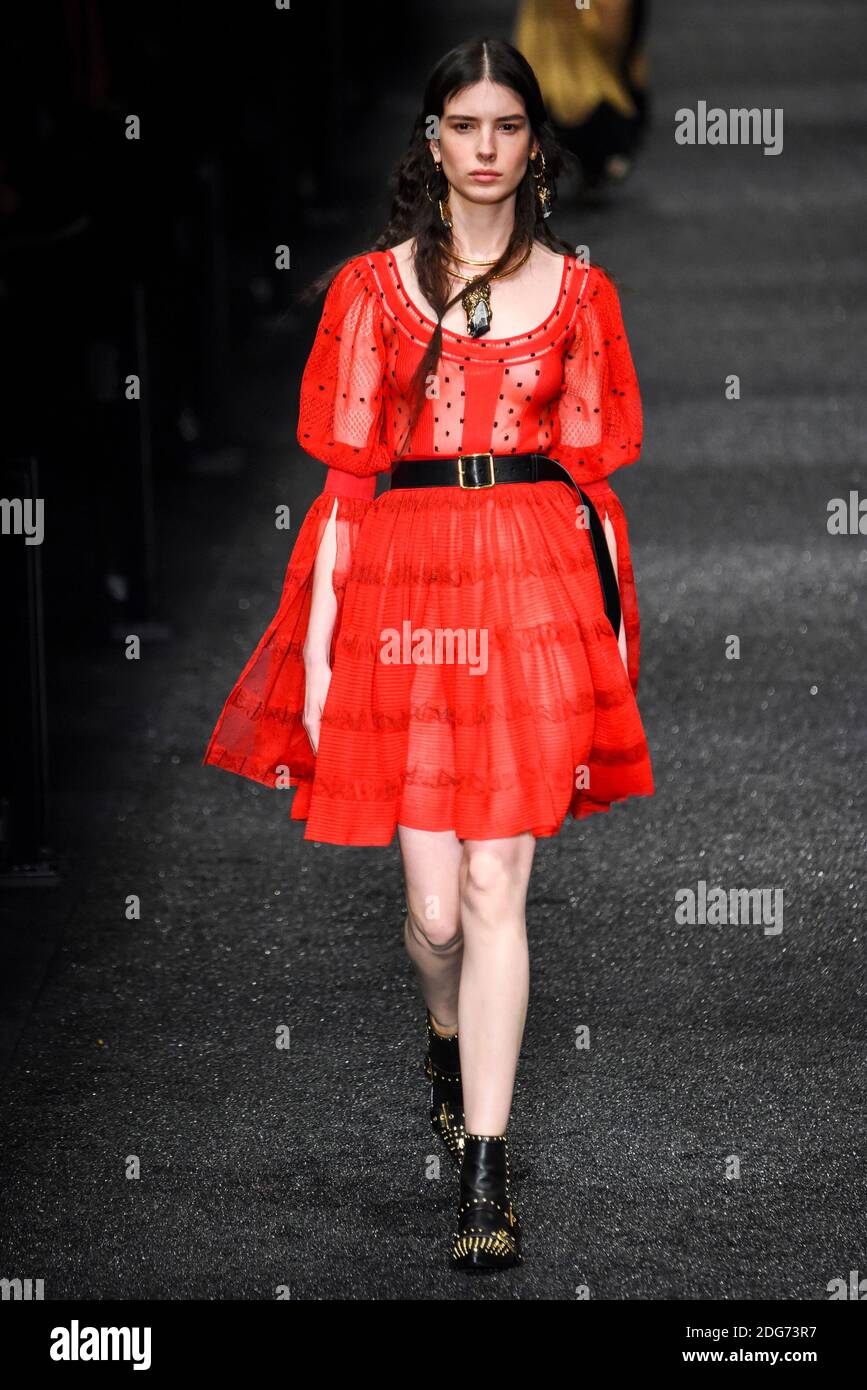 Ein Model läuft auf der Piste während der Alexander Mc Queen Fashion Show auf der FW17, die am 6. März 2017 in Paris, Frankreich, stattfand. Foto von Alain Gil Gonzalez /ABACAPRESS.COM Stockfoto