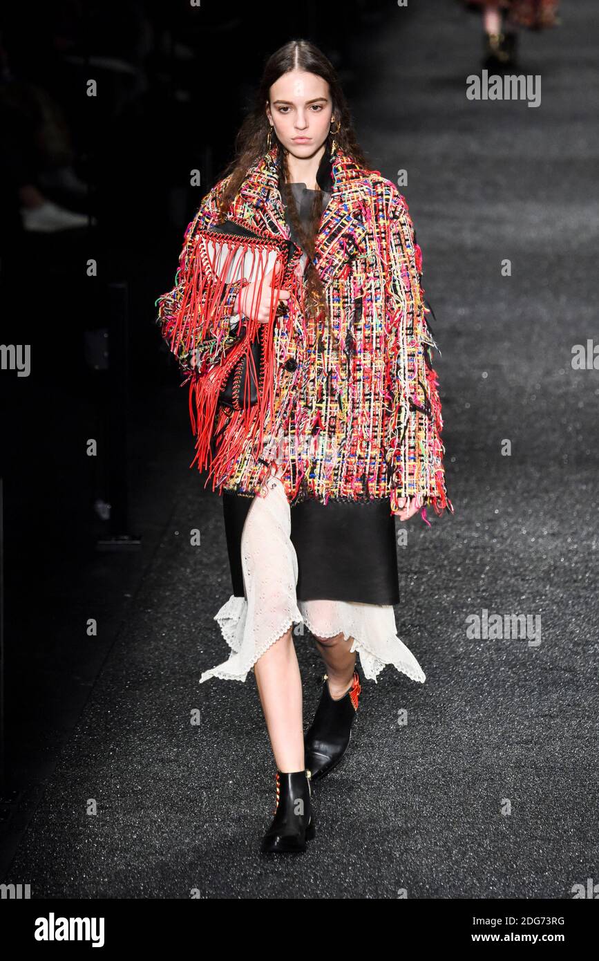 Ein Model läuft auf der Piste während der Alexander Mc Queen Fashion Show auf der FW17, die am 6. März 2017 in Paris, Frankreich, stattfand. Foto von Alain Gil Gonzalez /ABACAPRESS.COM Stockfoto