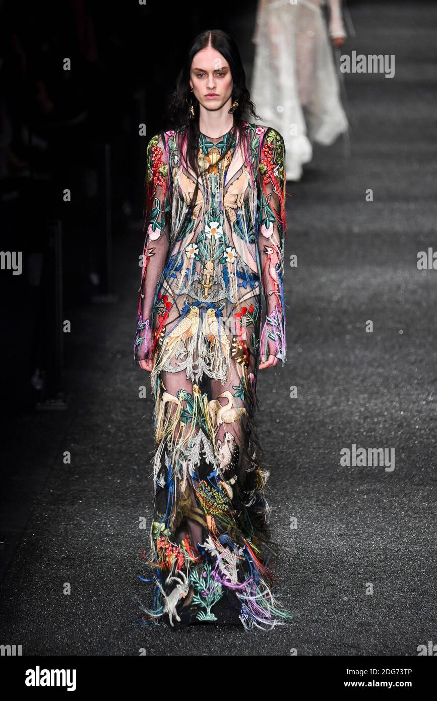 Ein Model läuft auf der Piste während der Alexander Mc Queen Fashion Show auf der FW17, die am 6. März 2017 in Paris, Frankreich, stattfand. Foto von Alain Gil Gonzalez /ABACAPRESS.COM Stockfoto