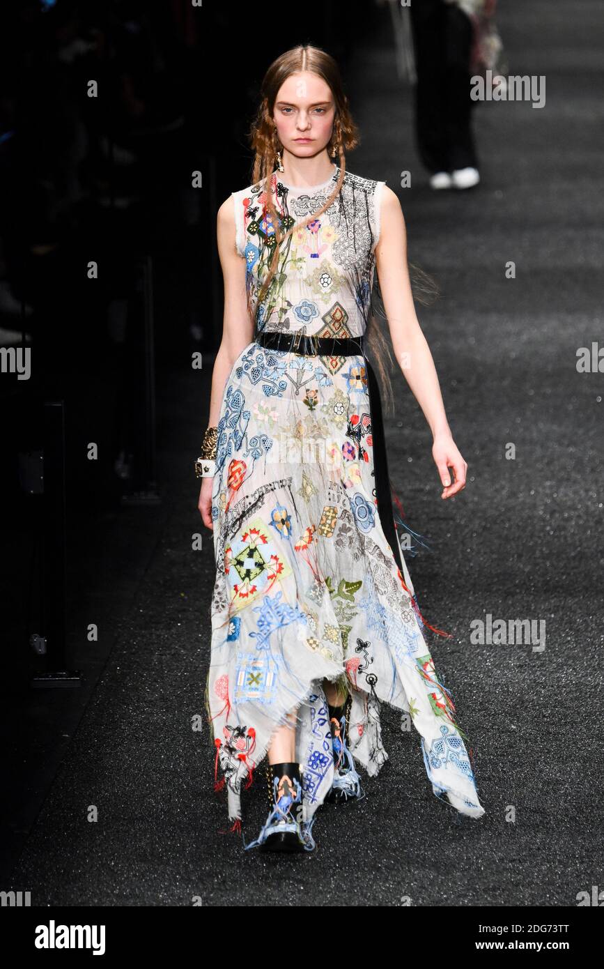 Ein Model läuft auf der Piste während der Alexander Mc Queen Fashion Show auf der FW17, die am 6. März 2017 in Paris, Frankreich, stattfand. Foto von Alain Gil Gonzalez /ABACAPRESS.COM Stockfoto