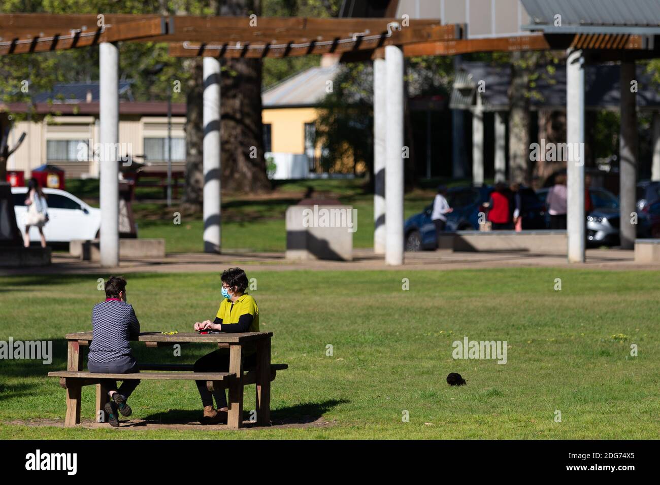 Wangaratta, Australien, 1. Oktober 2020. Zwei Frauen sitzen auf einer Parkbank während der COVID-19 in Wangaratta, Australien. DA Beschränkungen in der Region Victoria gelockert werden, kämpfen Unternehmen nach einigen der strengsten und unnötigsten Sperren der Welt um sich zu erholen.Quelle: Dave Hewison/Alamy Live News Stockfoto