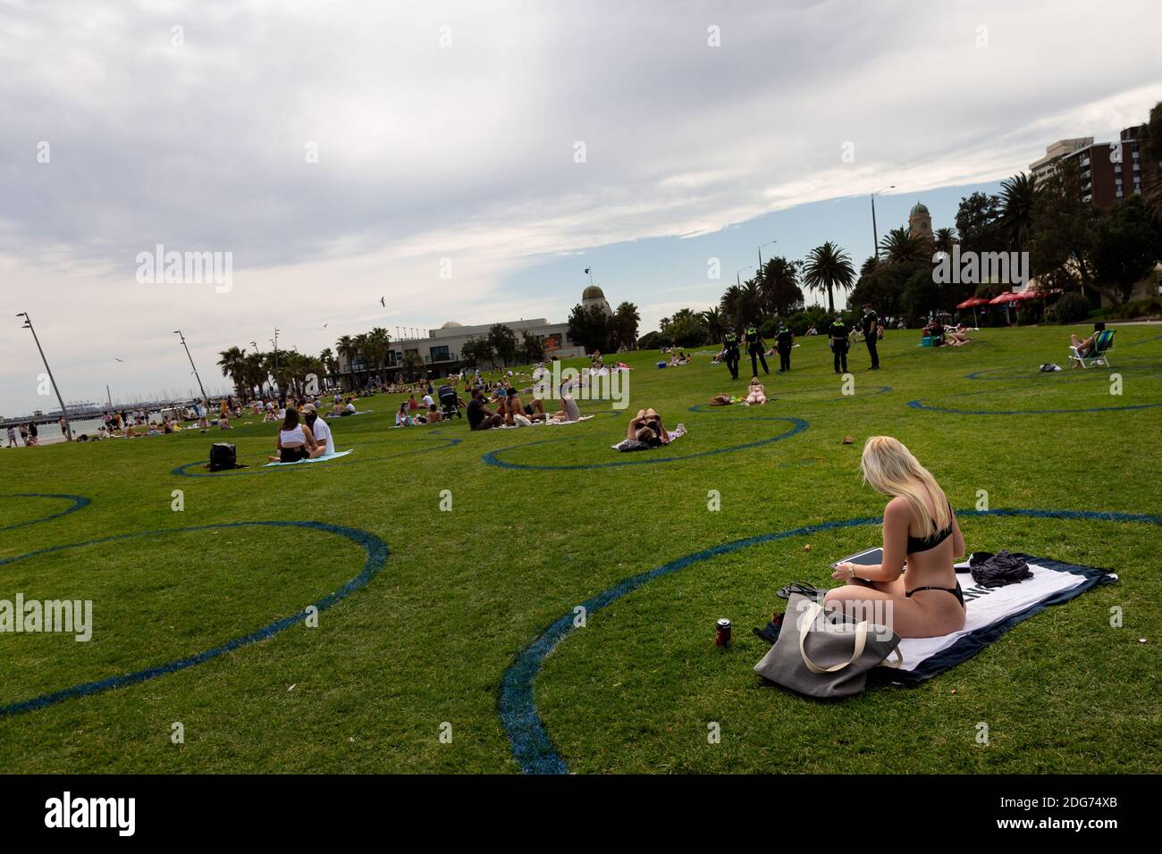 Melbourne, Australien, 3. Oktober 2020. Am St Kilda Beach sind Kreise auf dem Gras gemalt, um den Einheimischen dabei zu helfen, sich sozial voneinander zu distanzieren, wenn das Wetter während der COVID-19 in Melbourne, Australien, erwärmt wird. Premier Daniel Andrews geht hart auf Victorianer ein, die gegen die COVID 19-Beschränkungen verstoßen und droht, Strände zu schließen, wenn die Einheimischen weiterhin gegen die Regeln verstoßen. Dies kommt, wie Victoria sieht einstelligen neuen Fällen.Kredit: Dave Hewison/Alamy Live News Stockfoto