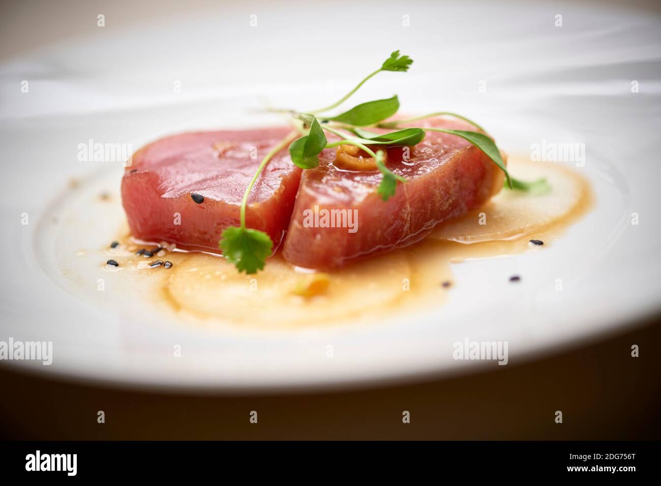 Frisches Thunfisch-Gericht in einem Restaurant serviert Stockfoto