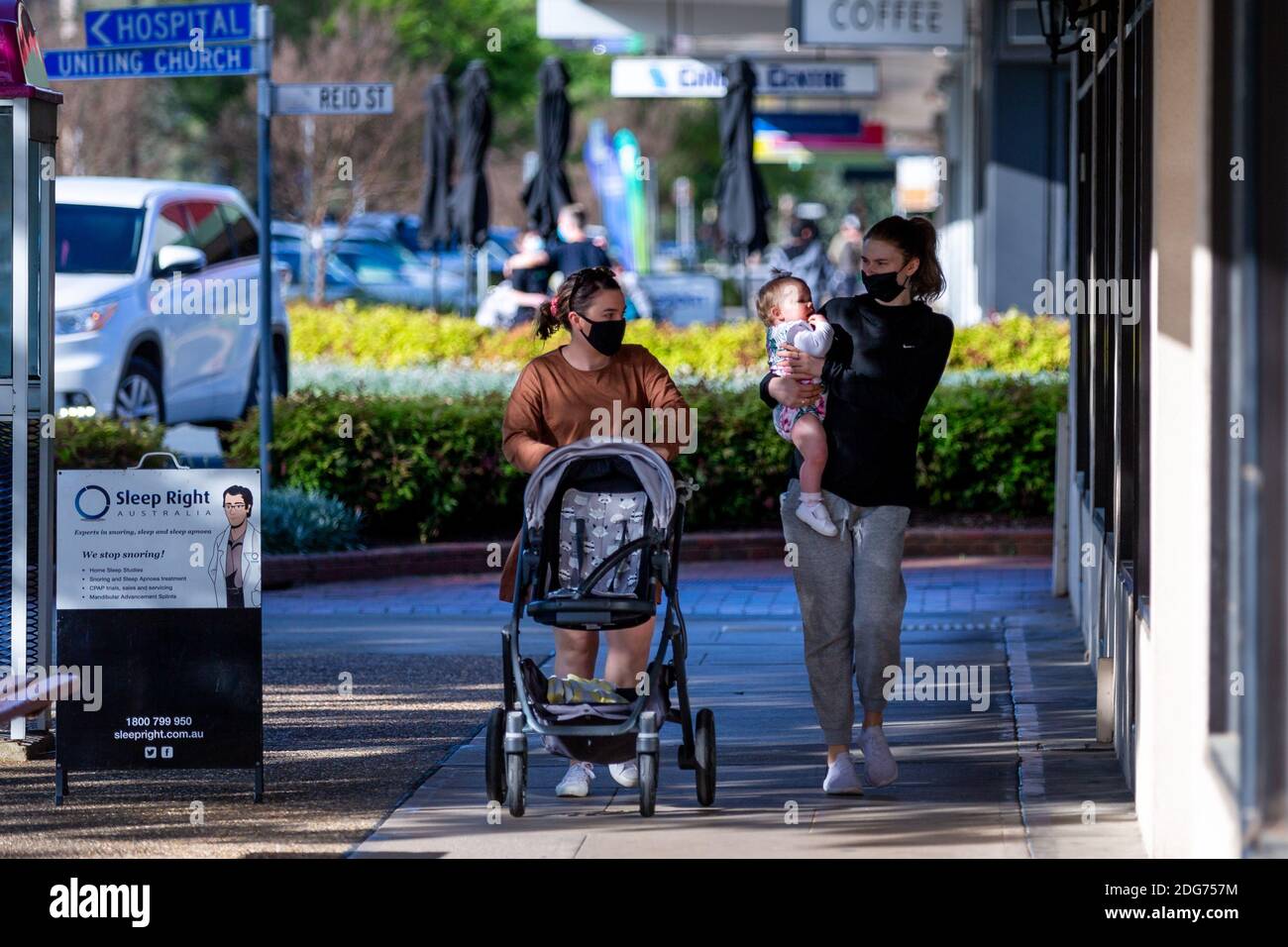 Wangaratta, Australien, 1. Oktober 2020. Zwei Frauen tragen ihre Babys, während sie während der COVID-19 in Wangaratta, Australien, durch die leeren Straßen gehen. DA Beschränkungen in der Region Victoria gelockert werden, kämpfen Unternehmen nach einigen der strengsten und unnötigsten Sperren der Welt um sich zu erholen.Quelle: Dave Hewison/Alamy Live News Stockfoto