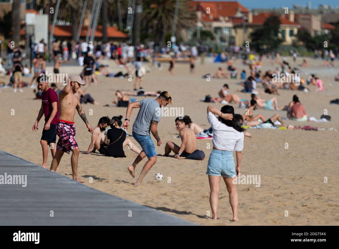 Melbourne, Australien, 3. Oktober 2020. Einheimische spielen Fußball während der COVID-19 in Melbourne, Australien. Premier Daniel Andrews geht hart auf Victorianer ein, die gegen die COVID 19-Beschränkungen verstoßen und droht, Strände zu schließen, wenn die Einheimischen weiterhin gegen die Regeln verstoßen. Dies kommt, wie Victoria sieht einstelligen neuen Fällen.Kredit: Dave Hewison/Alamy Live News Stockfoto