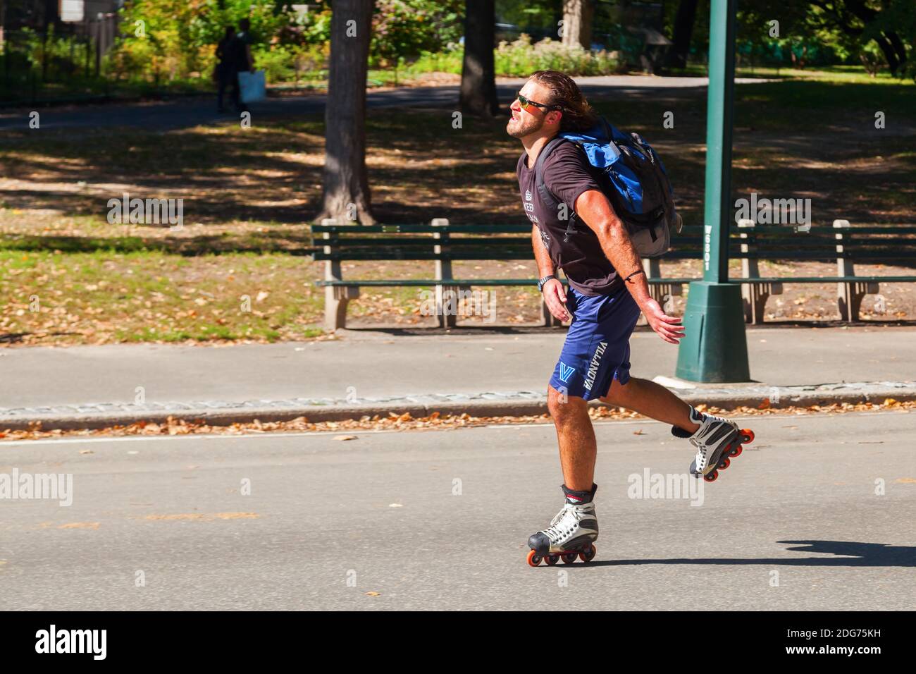 Mann mit Inline-Skater im Central Park, Manhattan, NYC Stockfoto