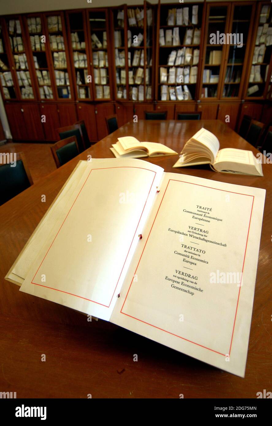 Der ursprüngliche Vertrag von Rom zur Gründung der Europäischen Wirtschaftsgemeinschaft ist in den Archiven des Palastes Farnesina, des italienischen Außenministeriums in Rom, Italien, aufbewahrt. Vor 60 Jahren, am 25. März 1957, unterzeichneten sechs Länder im Rahmen einer feierlichen Zeremonie im Saal "Orazi e Curiazi" des Palazzo dei Conservatori in Campidoglio in Rom den Vertrag von Rom zur Gründung der Europäischen Wirtschaftsgemeinschaft (EWG), Deutschland, Frankreich, Italien, Luxemburg, die Niederlande und Belgien. Der Vertrag wurde von Paul-Henri Spaak und J.CH Snoy et d'Oppuers (Belgien), Konrad Adenauer und Walter Hallstein ( Stockfoto