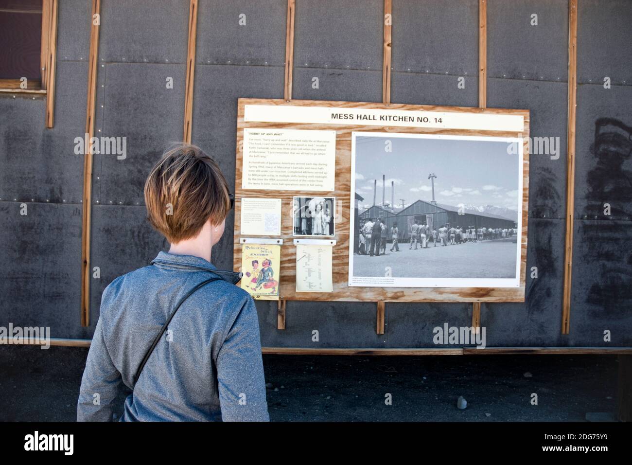 Frau liest über die Block 14 Messehalle in Manzanar Nat. Historic Site, ein Lager, in dem japanische Amerikaner im Zweiten Weltkrieg in Kalifornien interniert wurden. Stockfoto