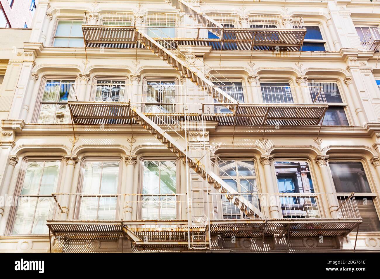 Alte Wohngebäude mit Feuertreppen in Soho, New York City Stockfoto