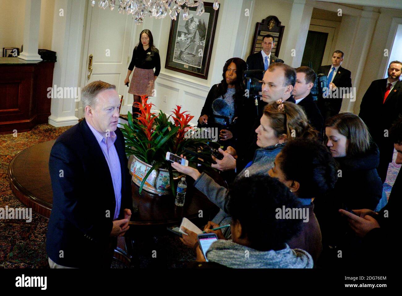 Sean Spicer, Vorsitzender des Präsidiums des Weißen Hauses, informiert den Pressepool, während Präsident Donald Trump am Samstag, den 11. März 2017, mit Mitarbeitern, Kabinettsmitgliedern und bedeutenden anderen auf seinem Golfplatz Trump National in Potomac Falls, Virginia, USA, ein Arbeitsessen hat. Fotograf: Pete Marovich/Bloomberg/Pool Stockfoto