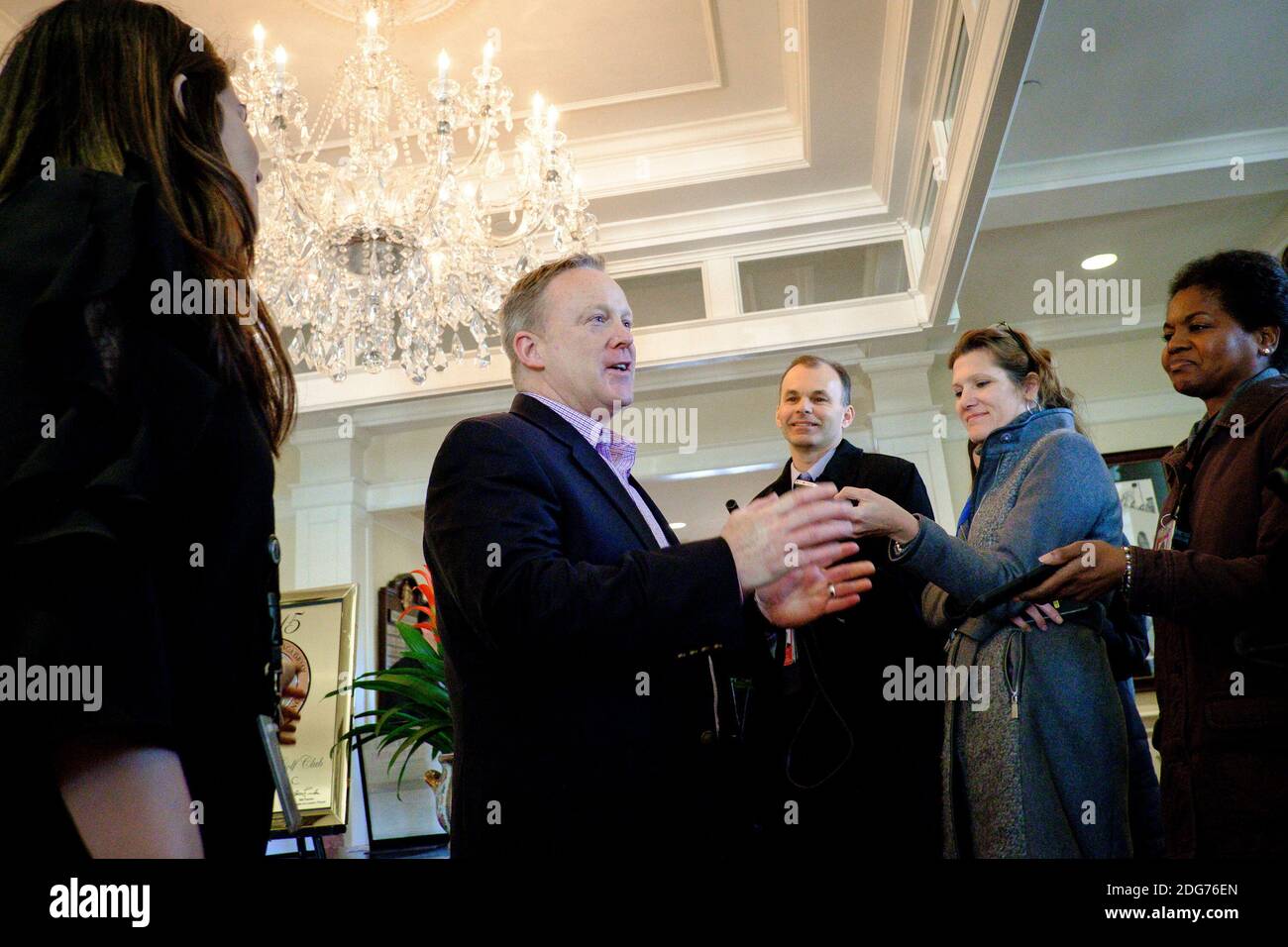 Sean Spicer, Vorsitzender des Präsidiums des Weißen Hauses, informiert den Pressepool, während Präsident Donald Trump am Samstag, den 11. März 2017, mit Mitarbeitern, Kabinettsmitgliedern und bedeutenden anderen auf seinem Golfplatz Trump National in Potomac Falls, e, USA, ein Arbeitsessen hat. Fotograf: Pete Marovich/Bloomberg/Pool Stockfoto