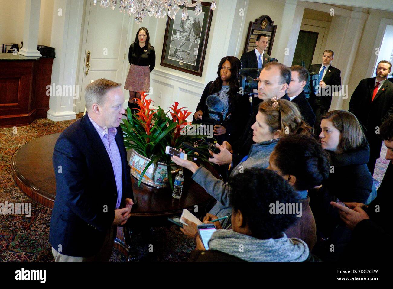 Sean Spicer, Vorsitzender des Präsidiums des Weißen Hauses, informiert den Pressepool, während Präsident Donald Trump am Samstag, den 11. März 2017, mit Mitarbeitern, Kabinettsmitgliedern und bedeutenden anderen auf seinem Golfplatz Trump National in Potomac Falls, Virginia, USA, ein Arbeitsessen hat. Fotograf: Pete Marovich/Bloomberg/Pool Stockfoto