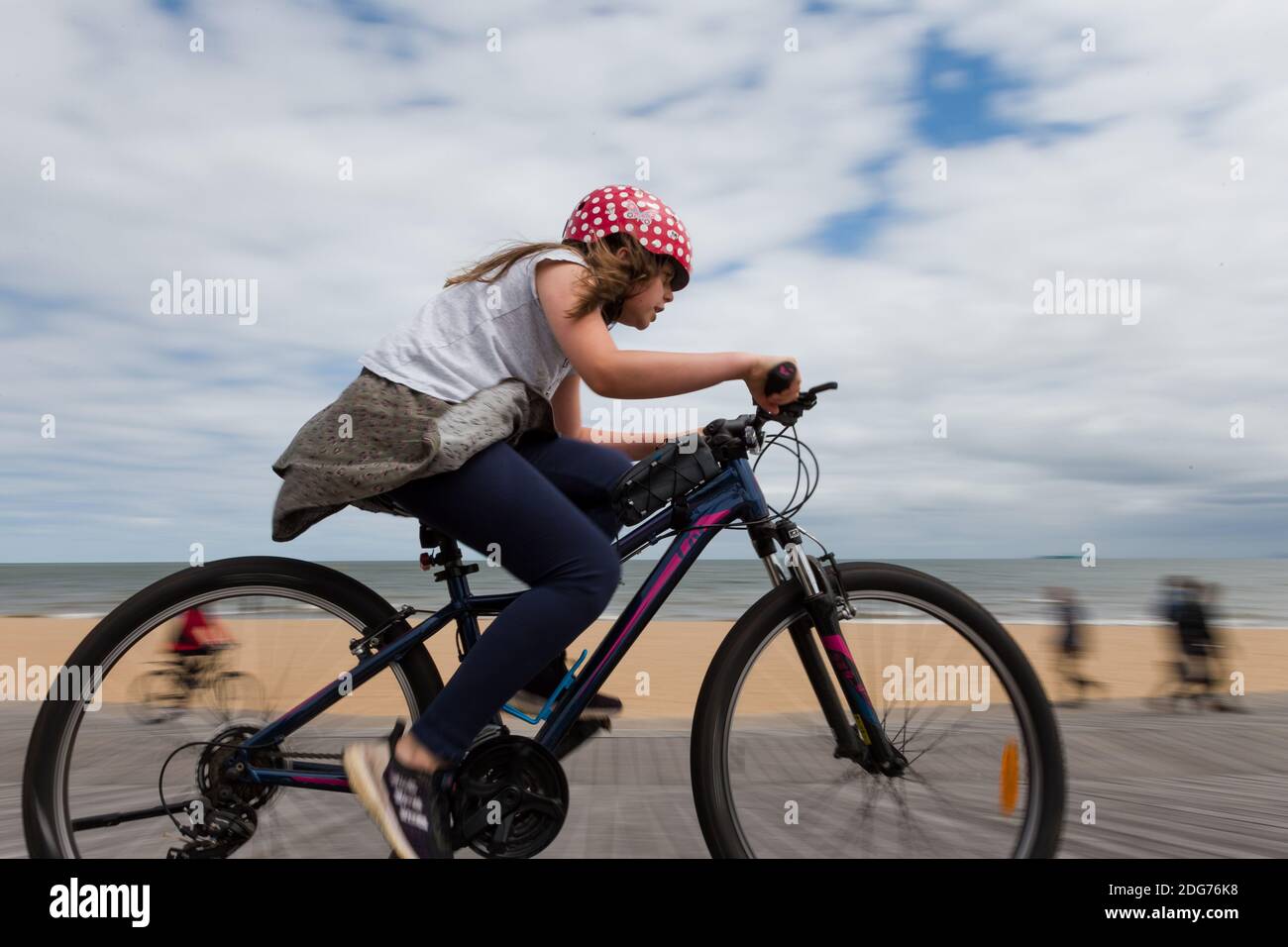 Melbourne, Australien, 18. Oktober 2020. Ein Mädchen wird während der COVID-19 in St. Kilda, Australien, auf dem Fahrrad entlang des Vorhores von St. Kilda gesehen. Premier Daniel Andrews steht unter dem wachsenden Druck, Beschränkungen im Einklang mit NSW zu lockern, trotzdem hob der Premier in seiner mit Spannung erwarteten Pressekonferenz am Sonntag die längste und strengste Sperre der Welt nur leicht ab. Business sah keine Erleichterung mit nur einem Hinweis auf Lockerung in zwei Wochen kommen.Quelle: Dave Hewison/Alamy Live News Stockfoto