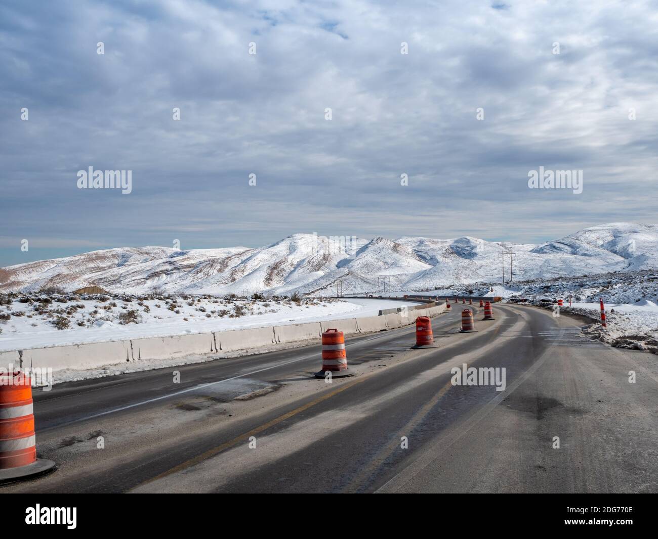 Wüste Schneefall entlang einer Autobahn mit Straßenbau Stockfoto