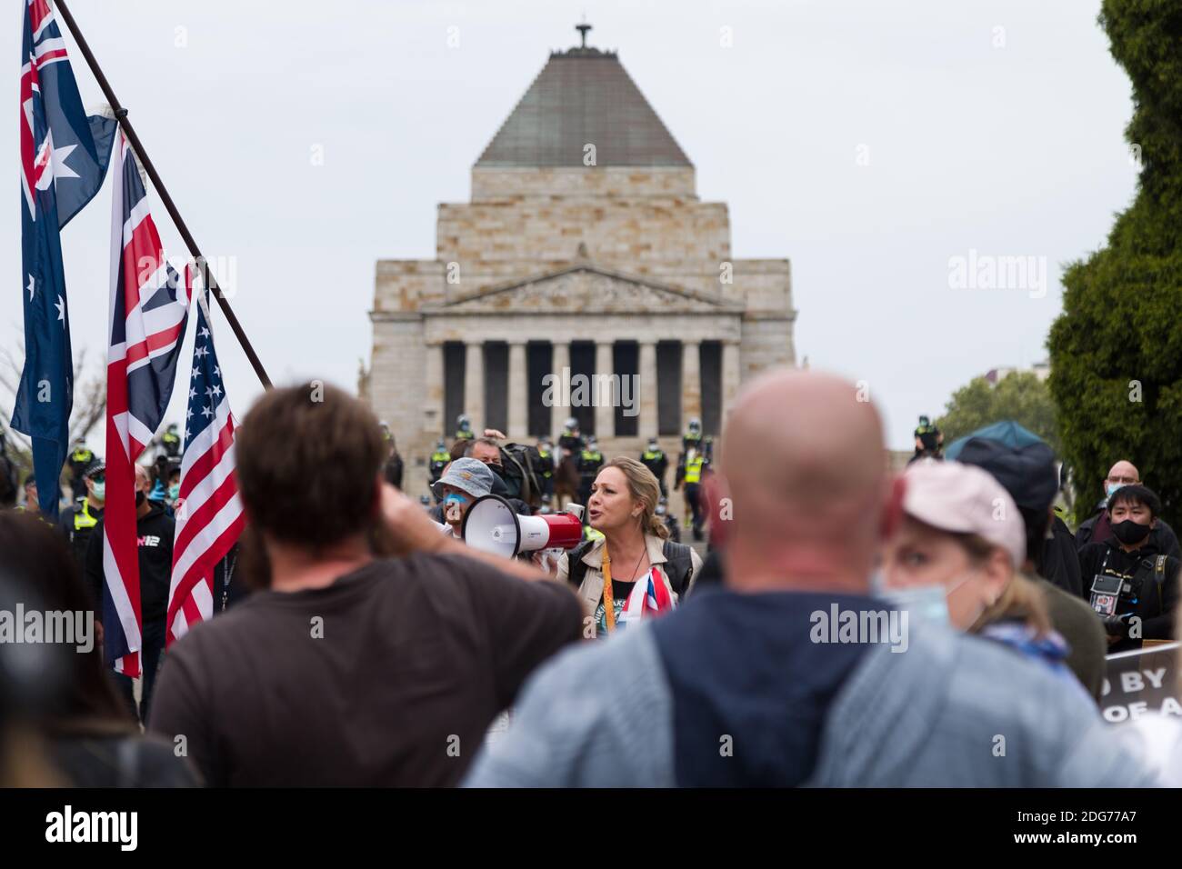 Melbourne, Australien, 23. Oktober 2020. Während der Melbourne Freedom Rally im Shrine wird eine Frau vor dem Schrein versammelt. Premier Daniel Andrews verspricht an diesem Wochenende eine "signifikante" Lockerung der Beschränkungen der 4. Etappe. Dies kommt, da nur ein neuer Fall von Coronavirus in den letzten 24 Stunden und keine Todesfälle ausgegraben wurde.Quelle: Dave Hewison/Alamy Live News Stockfoto