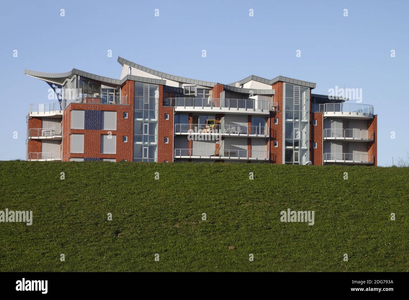 Immobilien hinter dem Deich Stockfoto