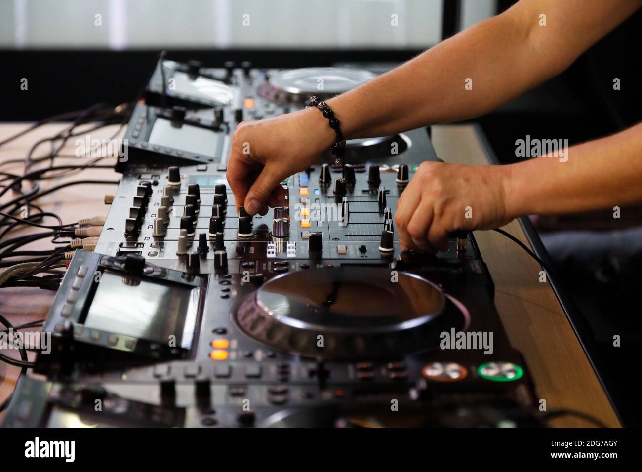 Musikwiedergabe mit DJ-Mixer-Controller. Selektiver Fokus. Stockfoto