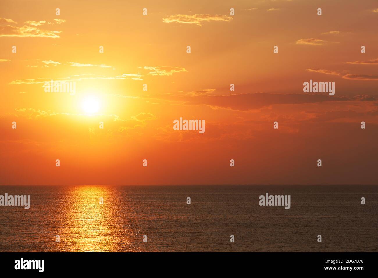 Spektakuläre orange tropischer Sonnenuntergang Stockfoto