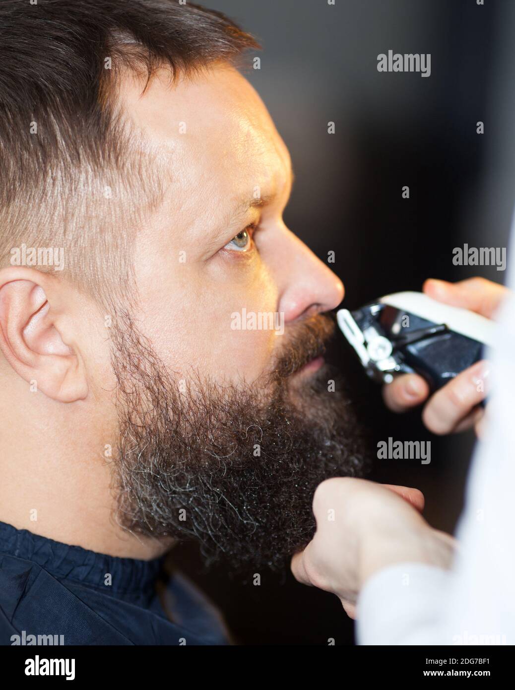Mann mit seinem Schnurrbart getrimmt auf einen Friseur Stockfoto