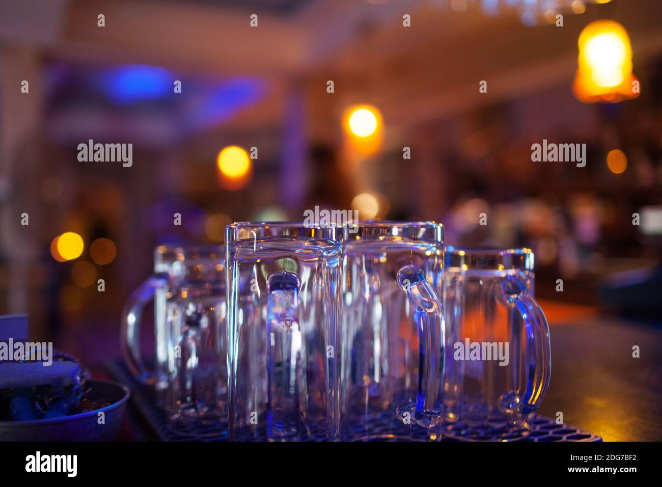 Saubere Gläser auf dem Tresen einer Diskothek Stockfoto