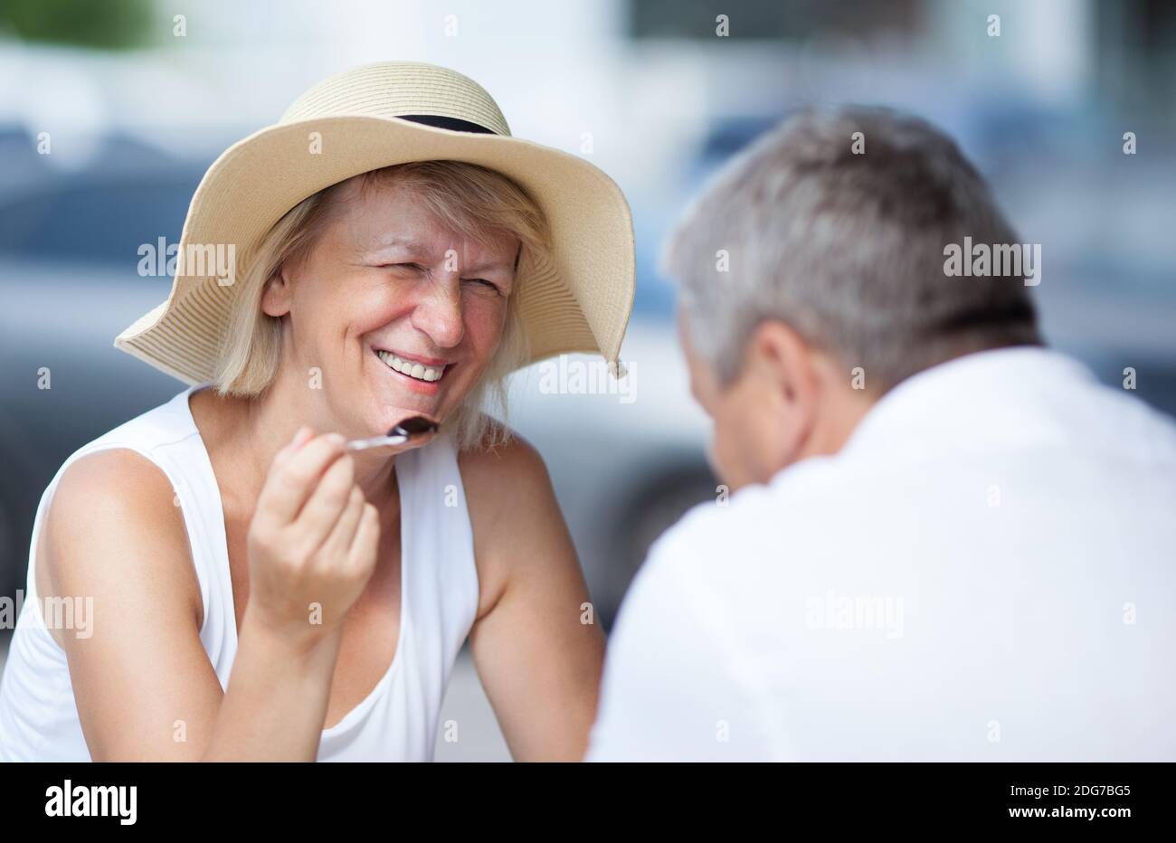 Lächelnde entspannte glücklich Frau mit ihrem Ehemann Stockfoto