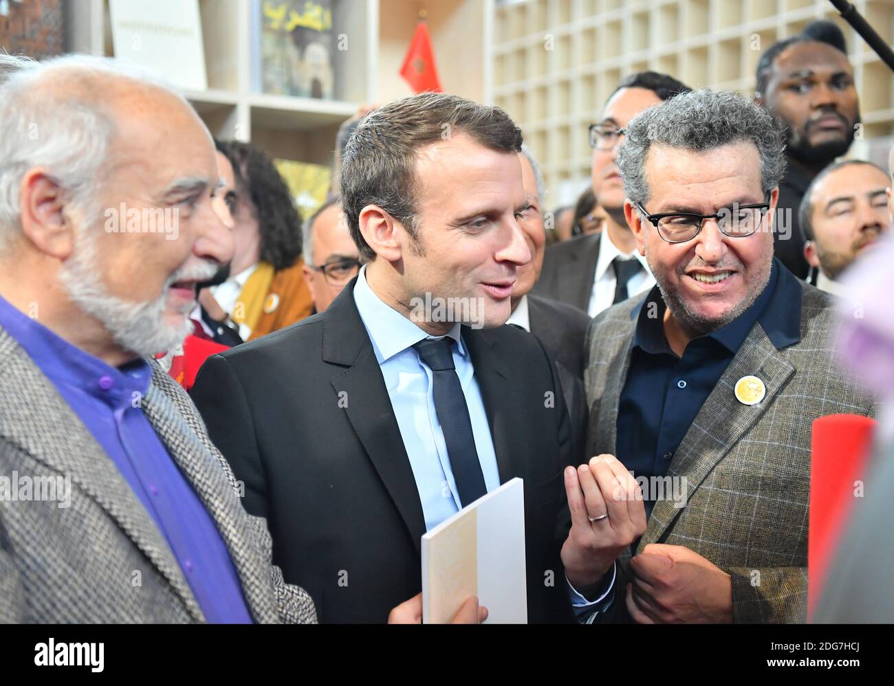 Der ehemalige französische Wirtschaftsminister und Kandidat für die bevorstehenden Präsidentschaftswahlen Emmanuel Macron zusammen mit dem marokkanischen Schriftsteller und Mitglied der Academie Goncourt Tahar Ben Jelloun (L) bei seinem Besuch auf der 37. Pariser Buchmesse Salon du Livre im Parc des Expositions, Porte de Versailles in Paris, Frankreich, am 24. März, 2017. Foto von Christian Liewig/ABACAPRESS.COM Stockfoto