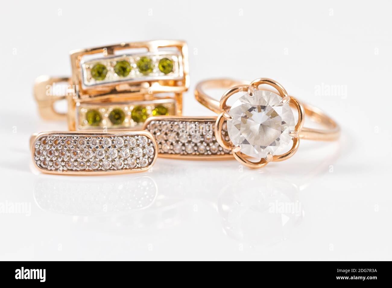 Goldene Ohrringe mit Smaragden und Zirkonia und Goldring Mit Diamant Stockfoto