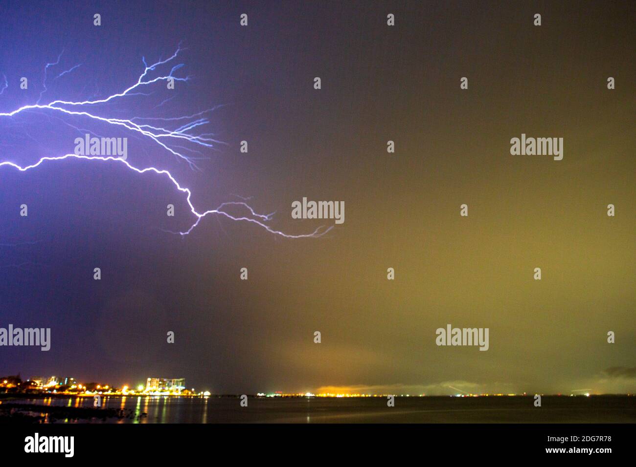 Art der Blitz, der innerhalb der Wolke bleiben, auch als Intra-Wolke Blitzschlag, und nicht auf den Boden schlagen. Stockfoto