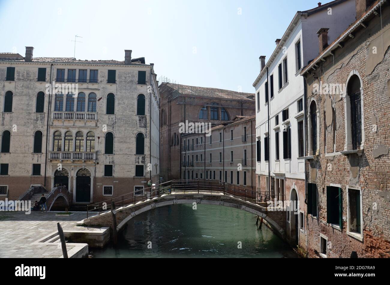Ein alter Kanal in den Hinterstraßen von Venedig Italien Stockfoto