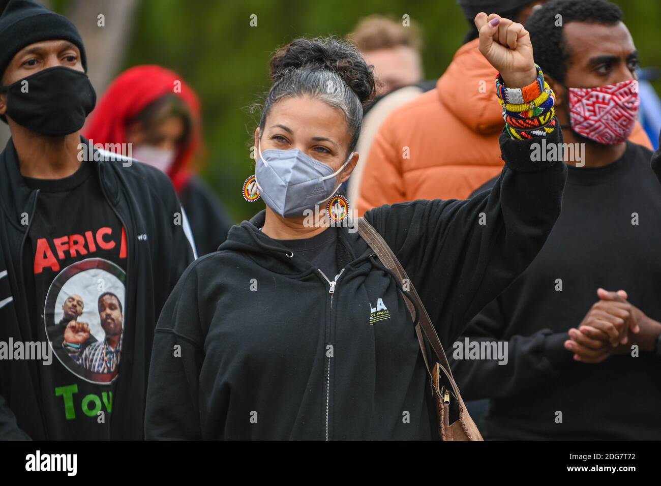 Black Lives Matter die Mitbegründerin von Los Angeles, Melina Abdullah, steht mit Demonstranten vor dem Haus des Bürgermeisters von Los Angeles, Eric Garcetti. Montag, D Stockfoto