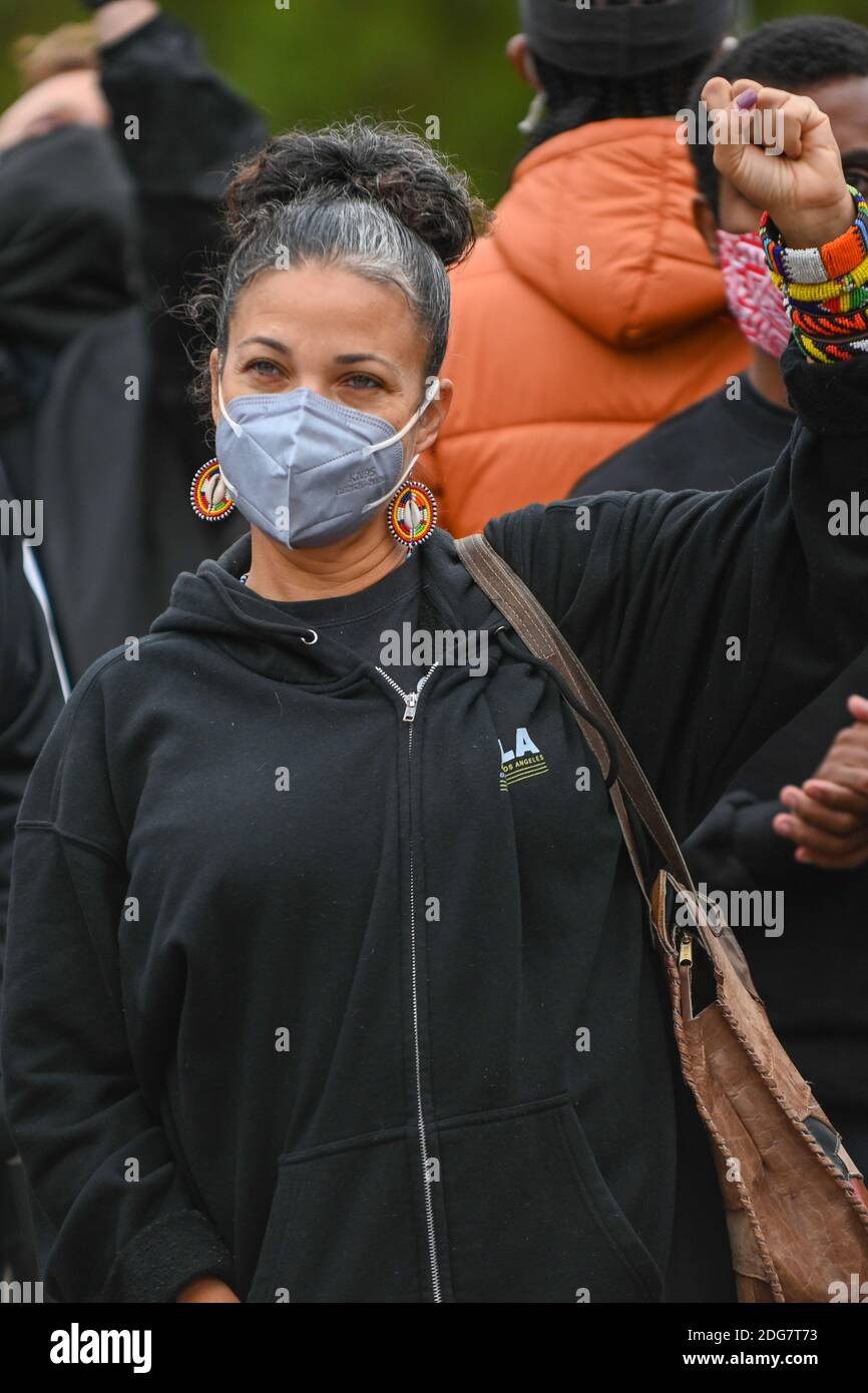 Black Lives Matter die Mitbegründerin von Los Angeles, Melina Abdullah, steht mit Demonstranten vor dem Haus des Bürgermeisters von Los Angeles, Eric Garcetti. Montag, D Stockfoto