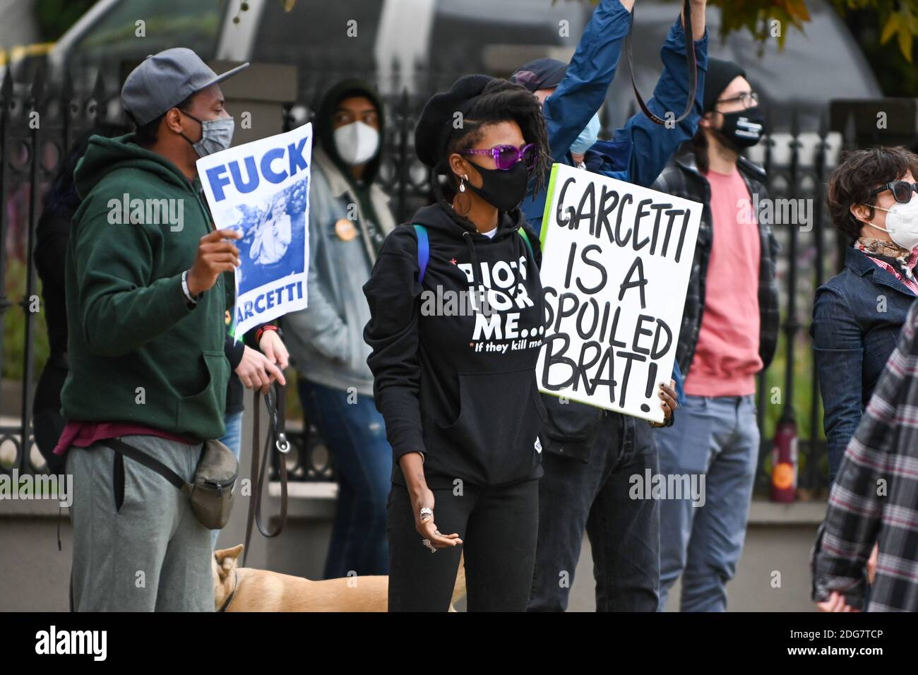 Demonstranten versammeln sich im Haus des Bürgermeisters Eric Garcetti von Los Angeles. Montag, 7. Dezember 2020, in Los Angeles. Demonstranten waren außerhalb von Getty Stockfoto