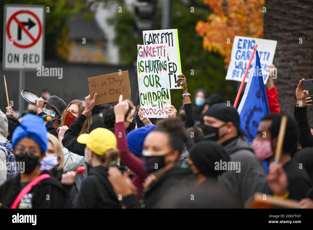 Demonstranten versammeln sich im Haus des Bürgermeisters Eric Garcetti von Los Angeles. Montag, 7. Dezember 2020, in Los Angeles. Demonstranten waren außerhalb von Getty Stockfoto