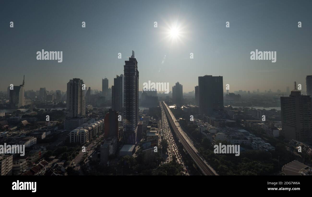 Blick auf die Stadt Bangkok bei strahlendem Sonnenschein, Thailand Stockfoto