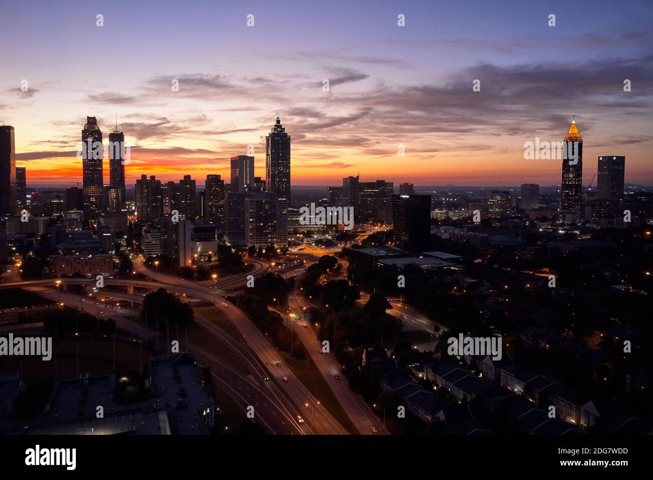 Wunderschöner orange-blauer Sonnenuntergang über Atlanta Stockfoto