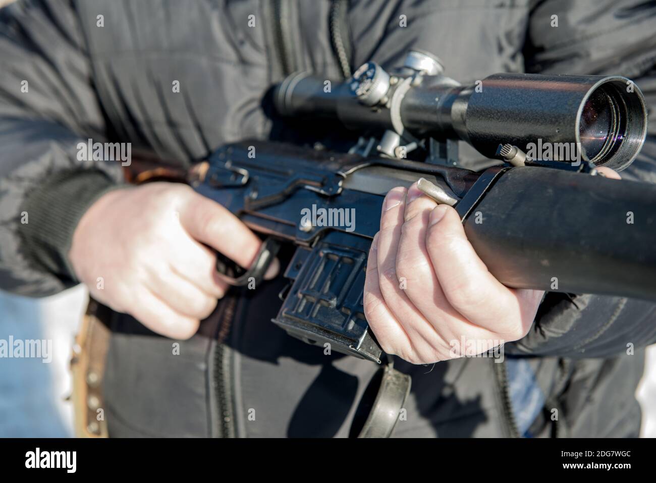 Soldat oder Scharfschütze halten Pistole mit virtuellen Leinwandprojektion und Ziel im Wald Stockfoto