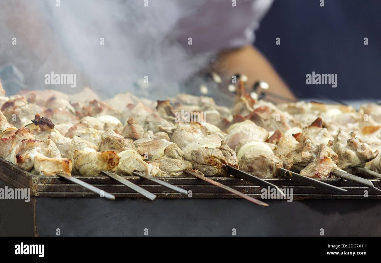 Kebab auf Spieße auf dem grill Stockfoto