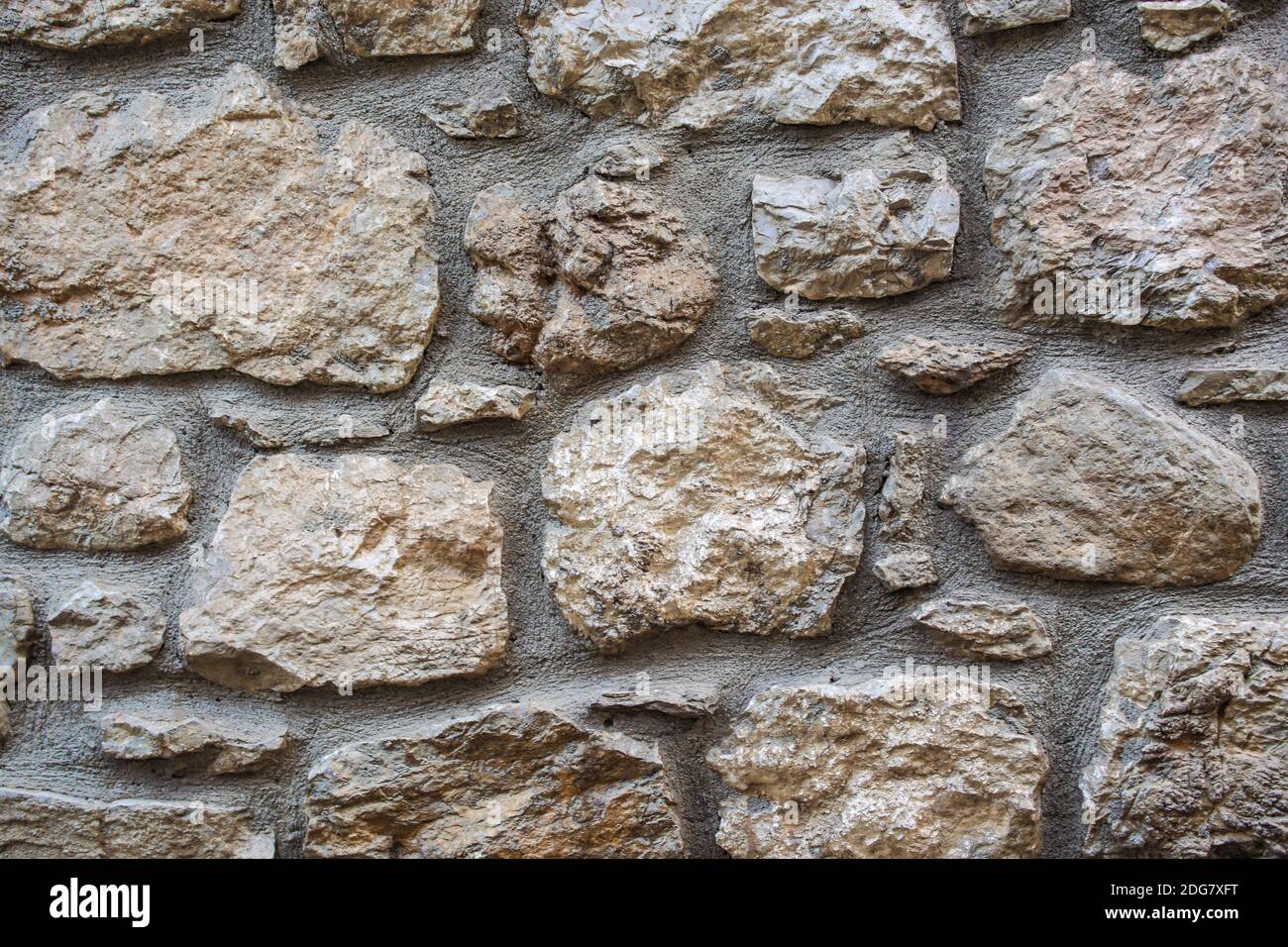 Steinmauer aus großen Steinen. Rustikale graue Steinwand Textur. Teil einer Steinwand, für Hintergrund oder Textur. Nahaufnahme Stockfoto