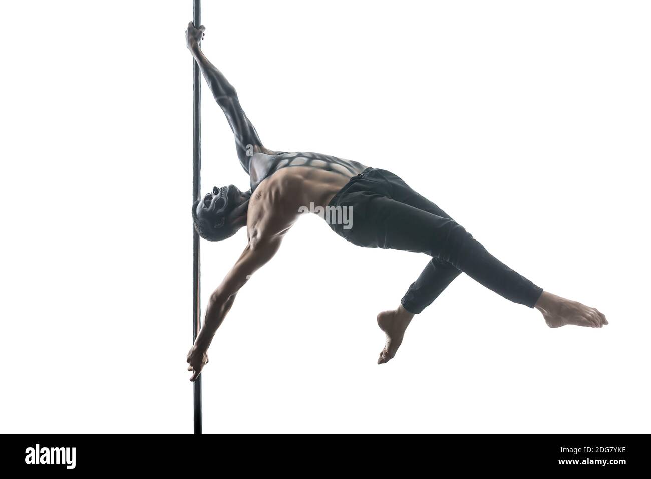 Männliche Pole Tänzerin mit Körperkunst am pylon Stockfoto