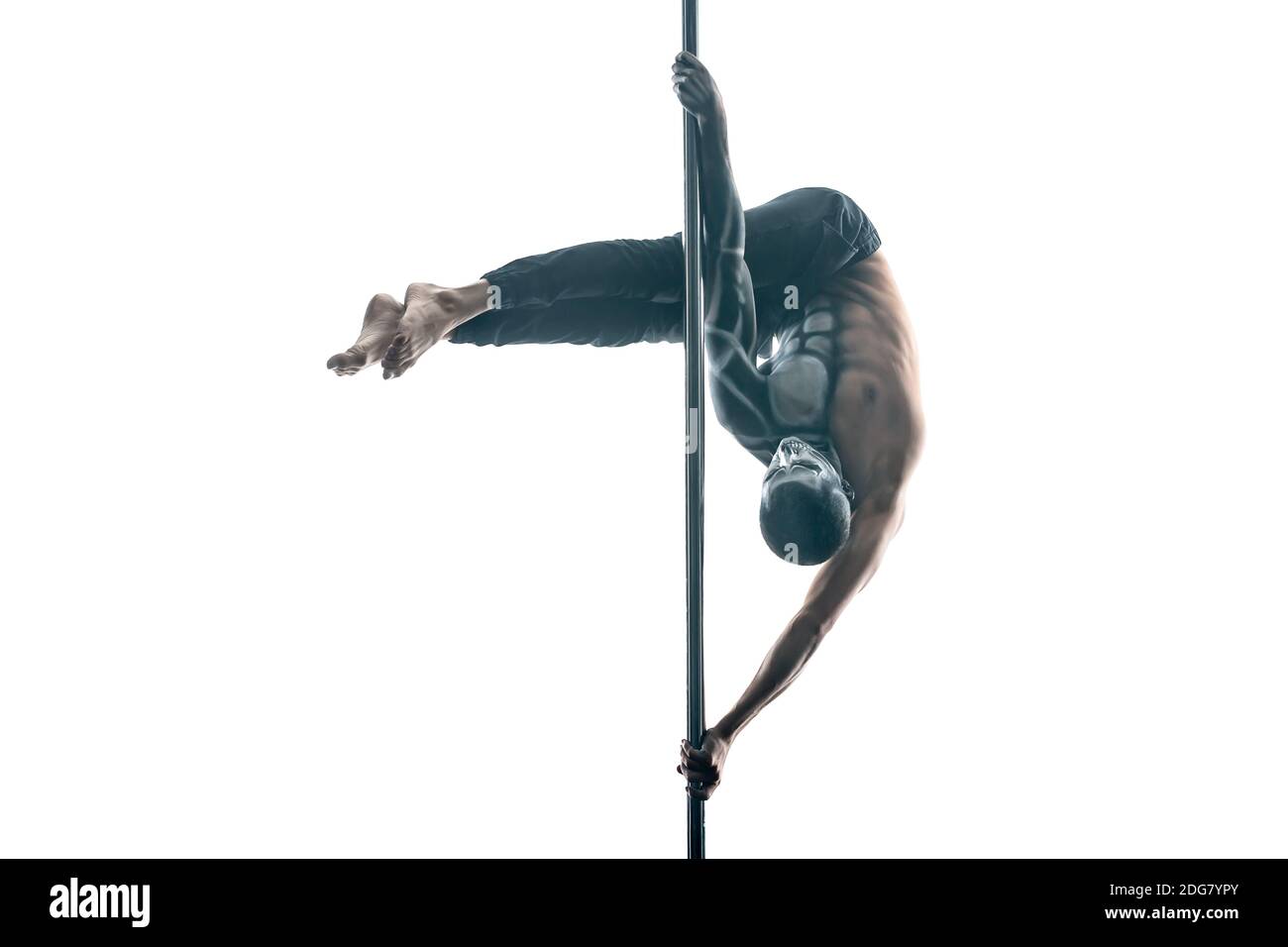 Männliche Pole Tänzerin mit Körperkunst am pylon Stockfoto