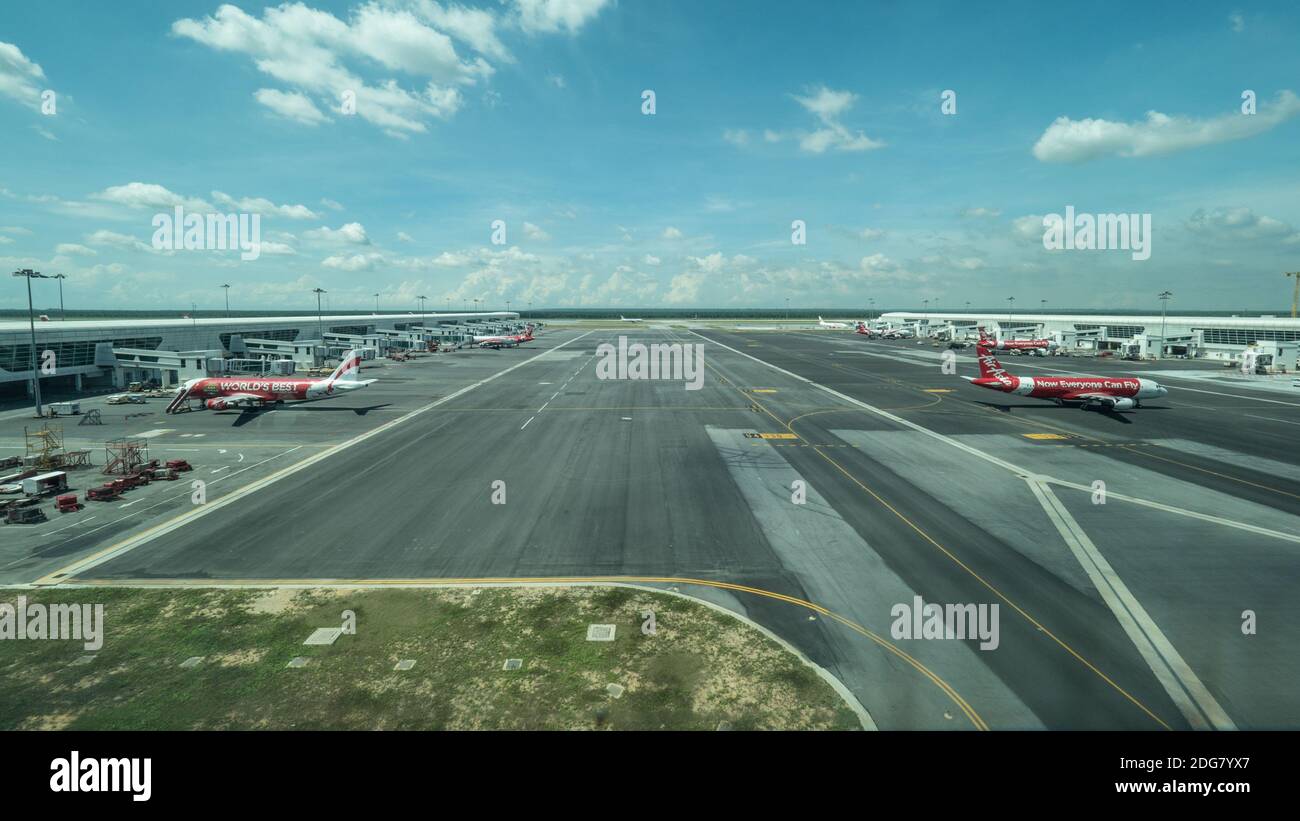 Flugschnur mit Flugzeugen in Kuala Lumpur Flughafen Stockfoto