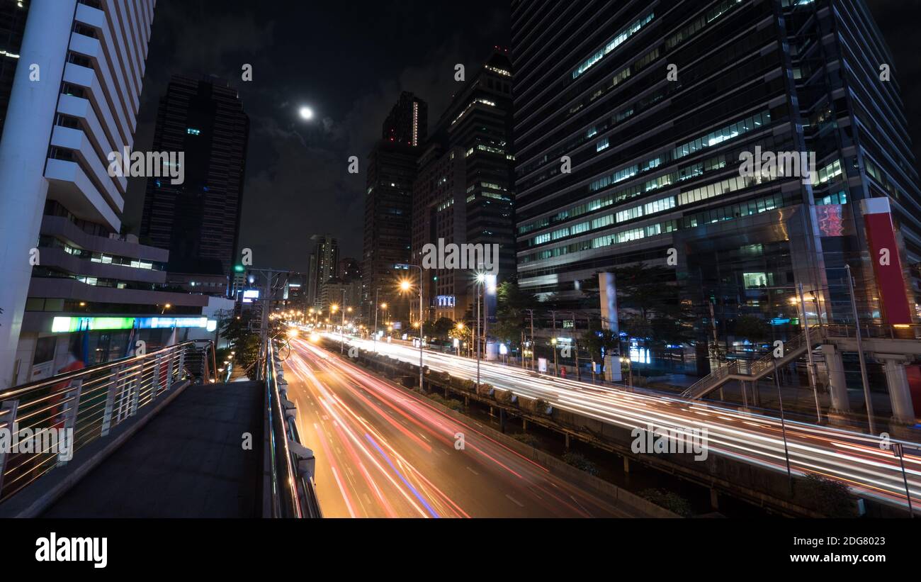 Pkw-Verkehr in der Nacht Bangkok, Thailand Stockfoto