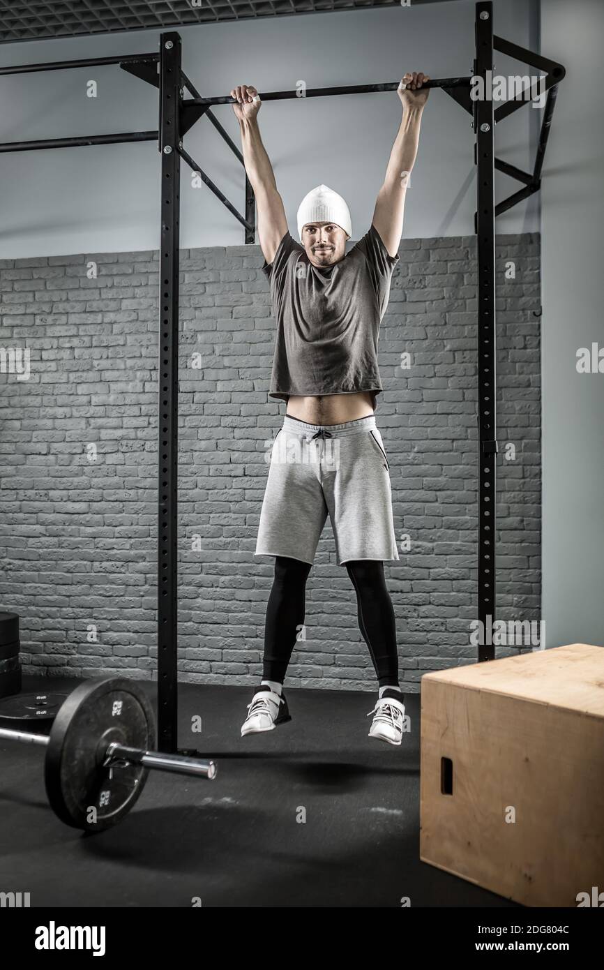 Starker Mann Pull-up-Training Stockfoto