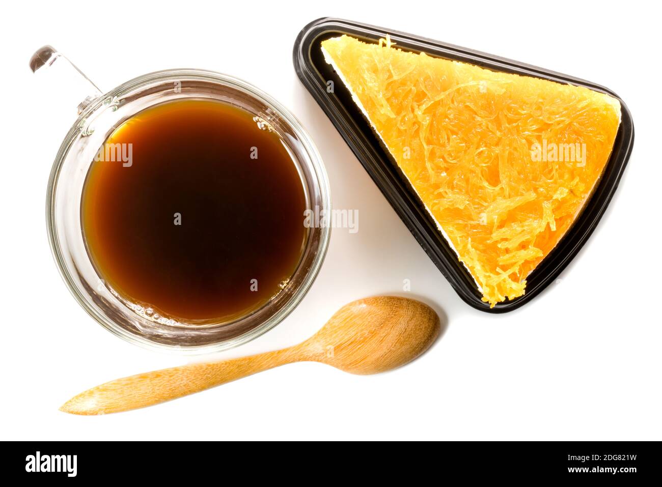 Chiffon Kuchen garniert mit Foi String oder goldenen Faden mit Eine Tasse Kaffee Stockfoto